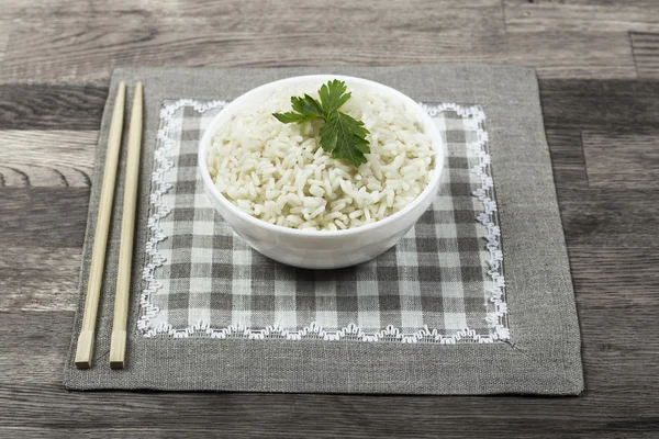Assiette de riz avec baguettes — Photo