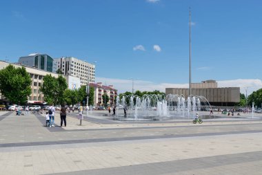 Krasnodar, Rusya - 01 Haziran - Rusya 'nın başkenti Krasnodar' da 01 Haziran 2021 tarihinde şehir meydanındaki tiyatro çeşmesi.