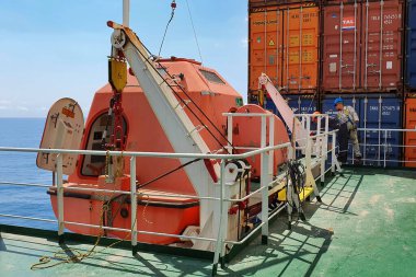 Tanzanya, Tanzanya Cumhuriyeti - 07 Ağustos - 07 Ağustos 2021 'de Tanzanya, Tanzanya' da bir konteyner gemisinde cankurtaran botu.