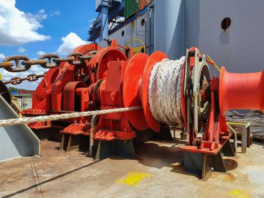 Geminin ön tarafında bir vinç var.