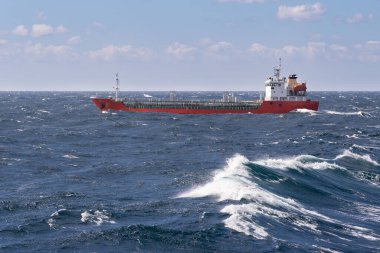 Fırtına sırasında denizde küçük bir tanker gemisi.