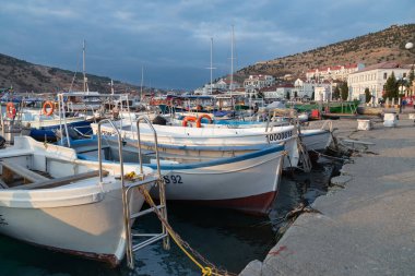 Balaklava, Kırım - 12 Şubat - 12 Şubat 2022 Balaklava, Kırım 'da Balaklava Koyu' nda tekne ve yatlar için park.