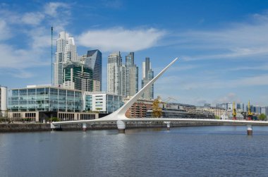 Buenos Aires - 19 Eylül: Buenos Aires 'te Gökdelenler ve Kadın Köprüsü 19 Eylül 2014 tarihinde Buenos Aires' te.