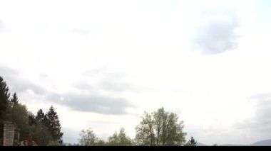 tijd lapse wolken met landschap