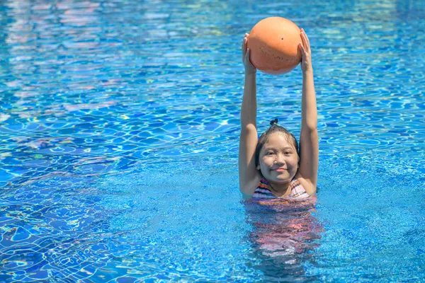 Menina Feliz Jogando Bola Piscina Recreação Lazer Conceito Férias — Fotografia de Stock