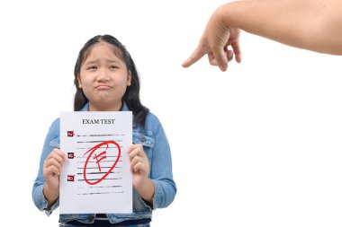 Genç bir öğrenci notlarını annesine gösterdikten sonra üzgün bir ifade takınır. duygu ve eğitim kavramı