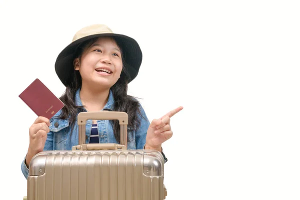 Cute Azjatycki Dzieciak Gotowy Podróży Kapeluszu Trzymając Jej Paszport Bagażem — Zdjęcie stockowe