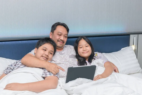 Щаслива Азіатська Сім Розважається Пристроєм Вдома Батько Діти Використовують Цифровий — стокове фото