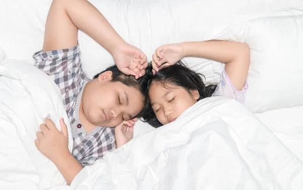 姐妹俩睡在一起 抱着毛毯 休息和健康的观念 — 图库照片