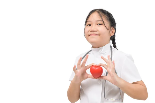 Χαριτωμένο Μικρό Κορίτσι Γιατρός Κρατώντας Μια Κόκκινη Καρδιά Απομονώνονται Λευκό — Φωτογραφία Αρχείου