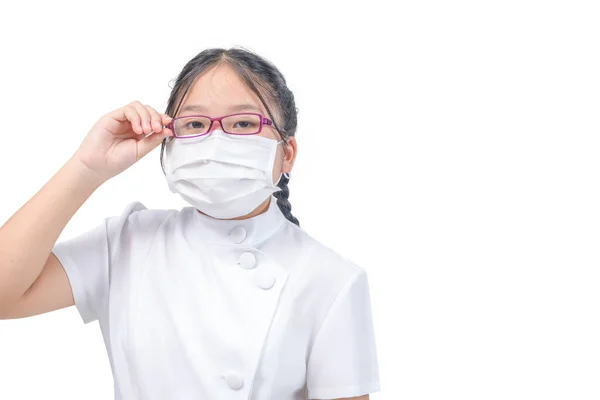 可愛いです女の子医師摩耗マスクとタッチオン彼女の目ガラス絶縁上ホワイト背景 健康管理の概念 — ストック写真