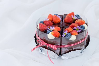 Üzerine taze çilek ve yaban mersini süslemeli çikolatalı pasta ev yapımı kek konsepti.