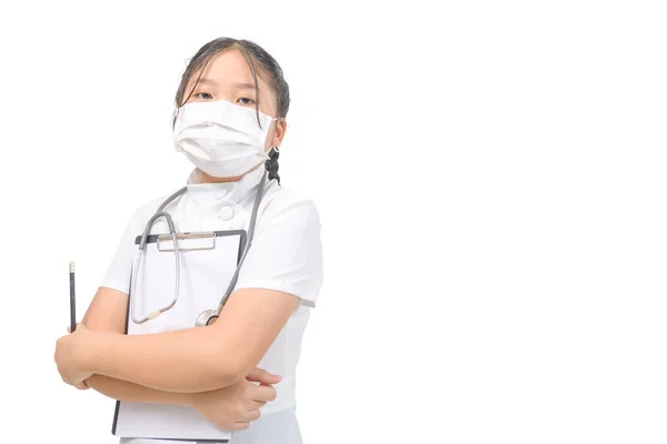Χαριτωμένο Κορίτσι Γιατρός Φορούν Μάσκα Και Κρατήστε Ιατρική Μορφή Απομονώνονται — Φωτογραφία Αρχείου
