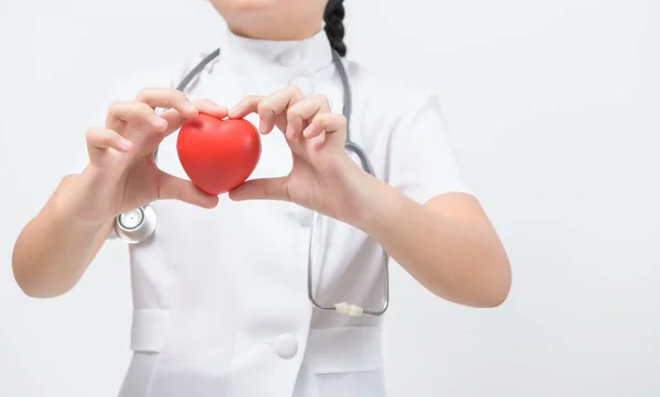 Arzt Hand Hält Ein Rotes Herz Isoliert Auf Weißem Hintergrund — Stockfoto