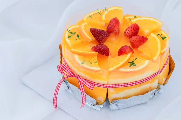 Pomarańczowy Tort Ozdobiony Zjeżdżalnią Świeżej Pomarańczy Truskawek Górze Home Made — Zdjęcie stockowe