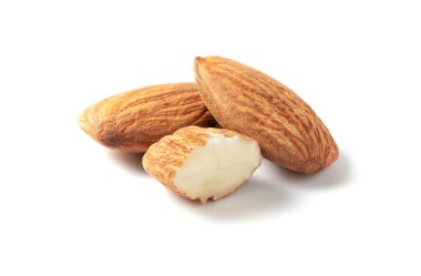 Badem fıstığı beyaz arka planda izole edilmiş. Yüksek yoğunluklu lipoprotein (HDL) kolesterol, antioksidan, vitamin ve mineral açısından zengin ve besleyicidir..