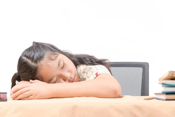 Asiatisk Trött Liten Flicka Sover Vid Skrivbordet Ligger Bordet Isolerad — Stockfoto
