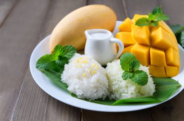Hindistancevizi aromalı Yapışkan Pirinç ve olgun mango tabağı,
