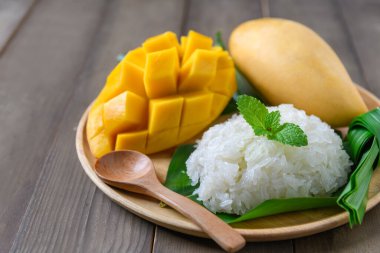 Hindistancevizi aromalı Yapışkan Pirinç ve olgun mango tabağı,
