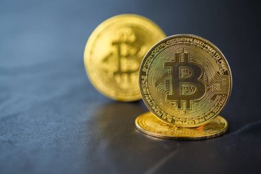 Siyah taş zemin üzerinde kripto para altın bitcoin, web bankacılığı ve uluslararası ağ ödemeleri için elektronik sanal para, Para Birimi Teknolojisi İnternet Konsepti.