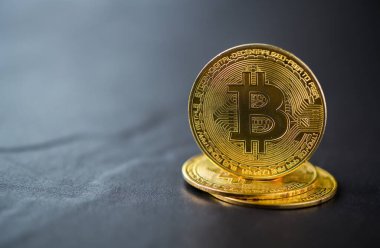 Siyah taş zemin üzerinde kripto para altın bitcoin, web bankacılığı ve uluslararası ağ ödemeleri için elektronik sanal para, Para Birimi Teknolojisi İnternet Konsepti.