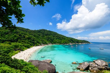 Koh.8 Similan Adası 'nın panoramik manzarası. Beyaz bulut, mavi gökyüzü ve berrak su. Similan adasındaki görüş noktası. Phang Nga, Tayland