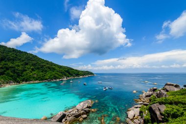 Koh.8 Similan Adası 'nın panoramik manzarası. Beyaz bulut, mavi gökyüzü ve berrak su. Similan adasındaki görüş noktası. Phang Nga, Tayland