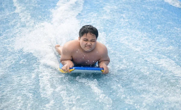 Obese Boy Jugar Máquina Olas Tabla Surf Recreación Concepto Deporte — Foto de Stock