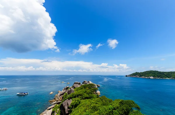 Koh.8 Similan Adası 'nın panoramik manzarası. Beyaz bulut, mavi gökyüzü ve berrak su. Similan adasındaki görüş noktası. Phang Nga, Tayland
