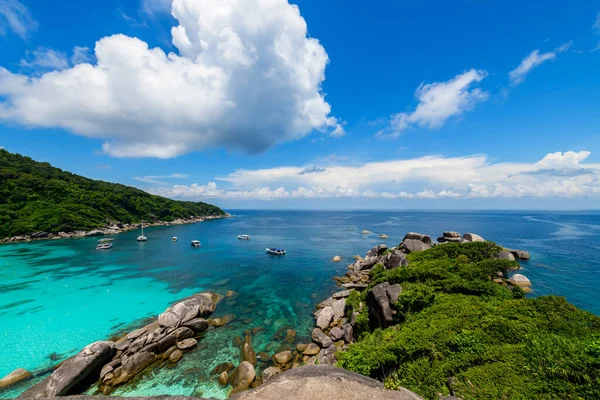 Koh.8 Similan Adası 'nın panoramik manzarası. Beyaz bulut, mavi gökyüzü ve berrak su. Similan adasındaki görüş noktası. Phang Nga, Tayland