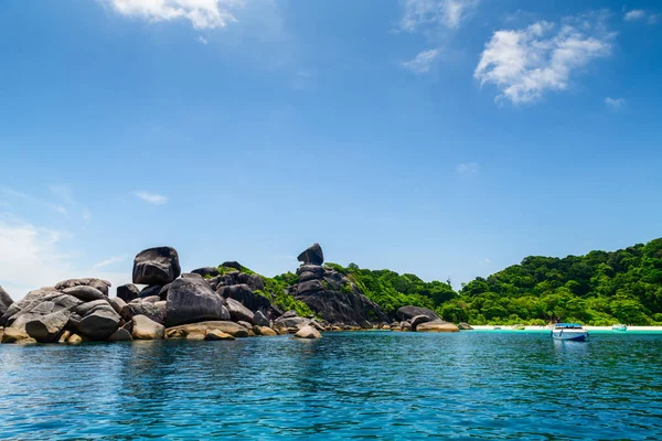 Koh.8 Similan Adası 'nın panoramik manzarası. Beyaz bulut ve mavi gökyüzü, phang-nga. THAILAND