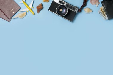 Gezgin aksesuarları, klasik kamera, dolar banknotları.