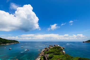 Koh.8 Similan Adası 'nın beyaz bulutlu ve mavi gökyüzü ile panoramik manzarası Tayland' daki en ünlü şnorkel sahası. yaz konseptine göre seyahat