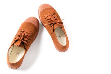 Öğrenci ayakkabısının beyaz arka planda izole edilmiş üst görüntüsü beyaz arkaplanda. Taylandlı öğrenciler için erkek ayakkabıları.