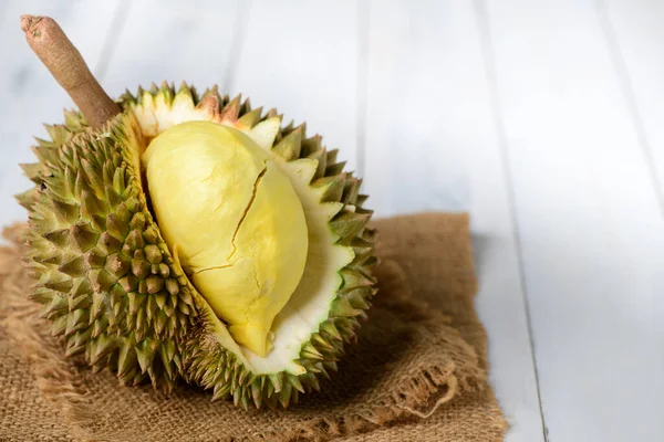 Świeże Durian Miesiąc Worku Starym Tle Drewna Król Owoców Tajlandii — Zdjęcie stockowe