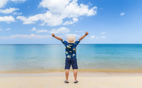 Νεαρός Ασιάτης Σηκώνει Χέρια Του Δίπλα Στη Θάλασσα Διακοπές Καλές — Φωτογραφία Αρχείου
