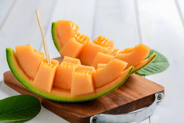 Skiva Japanska Meloner Apelsinmelon Eller Melon Kantaloupe Vitt Trä Bakgrund — Stockfoto