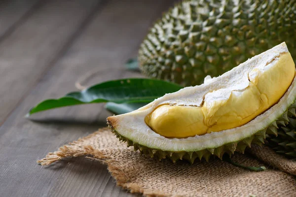 Puangmanee Durian Drewnianej Płycie Drewnianym Tle Mały Durian Bardzo Pyszne — Zdjęcie stockowe