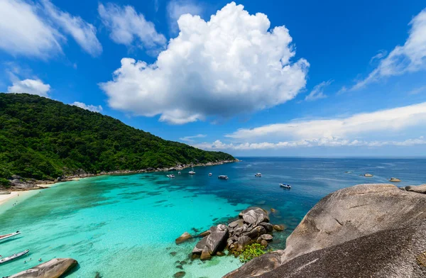 Koh.8 Similan Adası 'nın beyaz bulutlu ve mavi gökyüzü ile panoramik manzarası Tayland' daki en ünlü şnorkel sahası. yaz konseptine göre seyahat