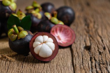 Eski ahşap arka planda taze Mangosteen. Mangosteen, 