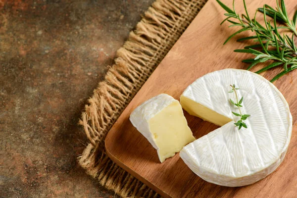 Camembert Cheese Thyme Wood Plate Camembert Moist Soft Creamy Surface —  Fotos de Stock