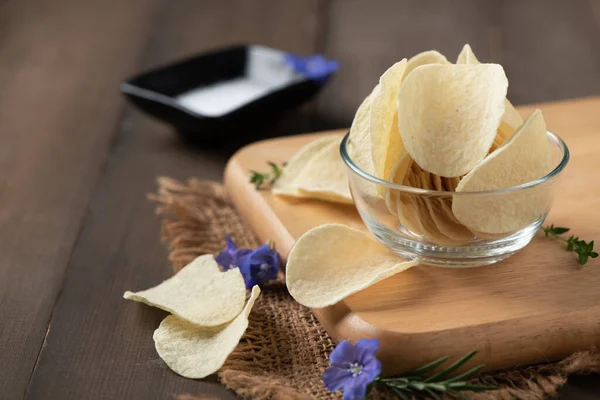 Potato Chips Glass Bowl Salt Wood Background Fat Food Junk — Stock Photo, Image
