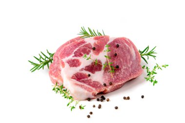 Biberiye ve kekik yapraklı domuz eti parçaları beyaz arka planda izole edilmiş, çiğ domuz eti bifteği konsepti.