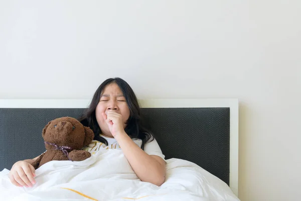 Gadis Menguap Sambil Berbaring Tempat Tidur Istirahat Dan Konsep Tidur — Stok Foto