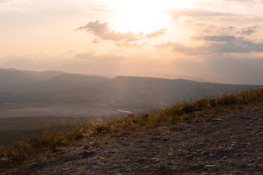 Dağlarda sıcak gün batımı