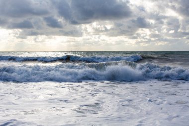 Denizde dalgalar Güneş ışınlarında