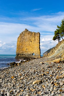 Denizde Kaya Yelkenlisi