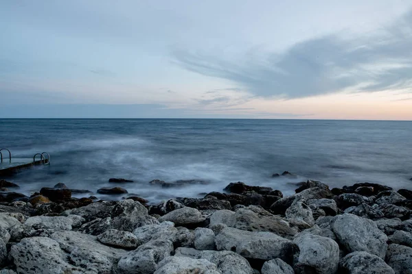 夕阳西下的大海在岩石海岸上 — 图库照片