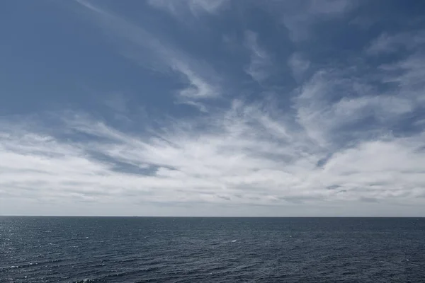 Білі Хмари Над Морем — стокове фото