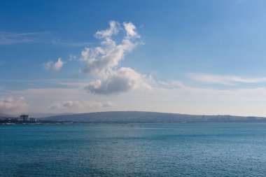 Denizin üzerinde beyaz bulut